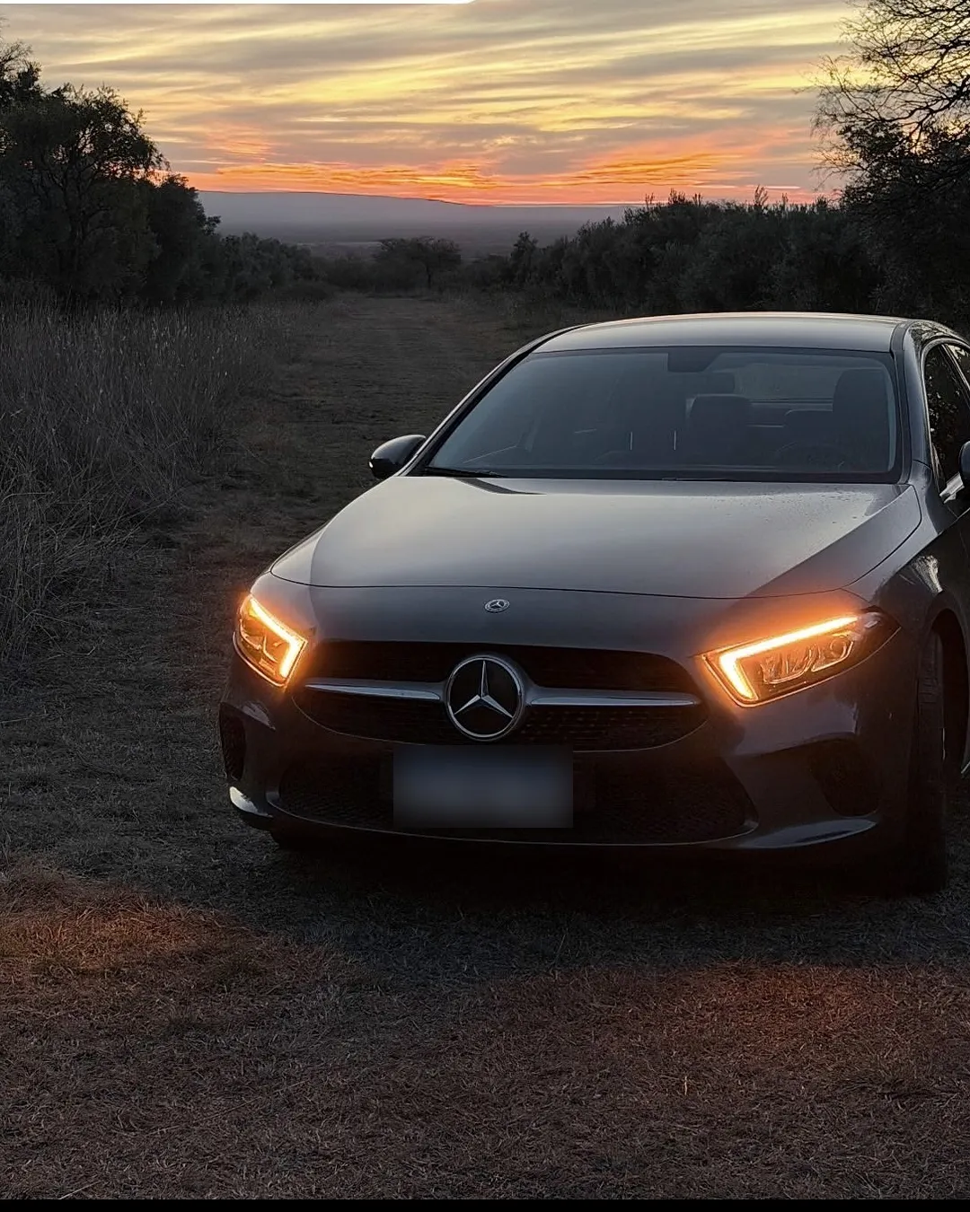 El auto al atardecer
