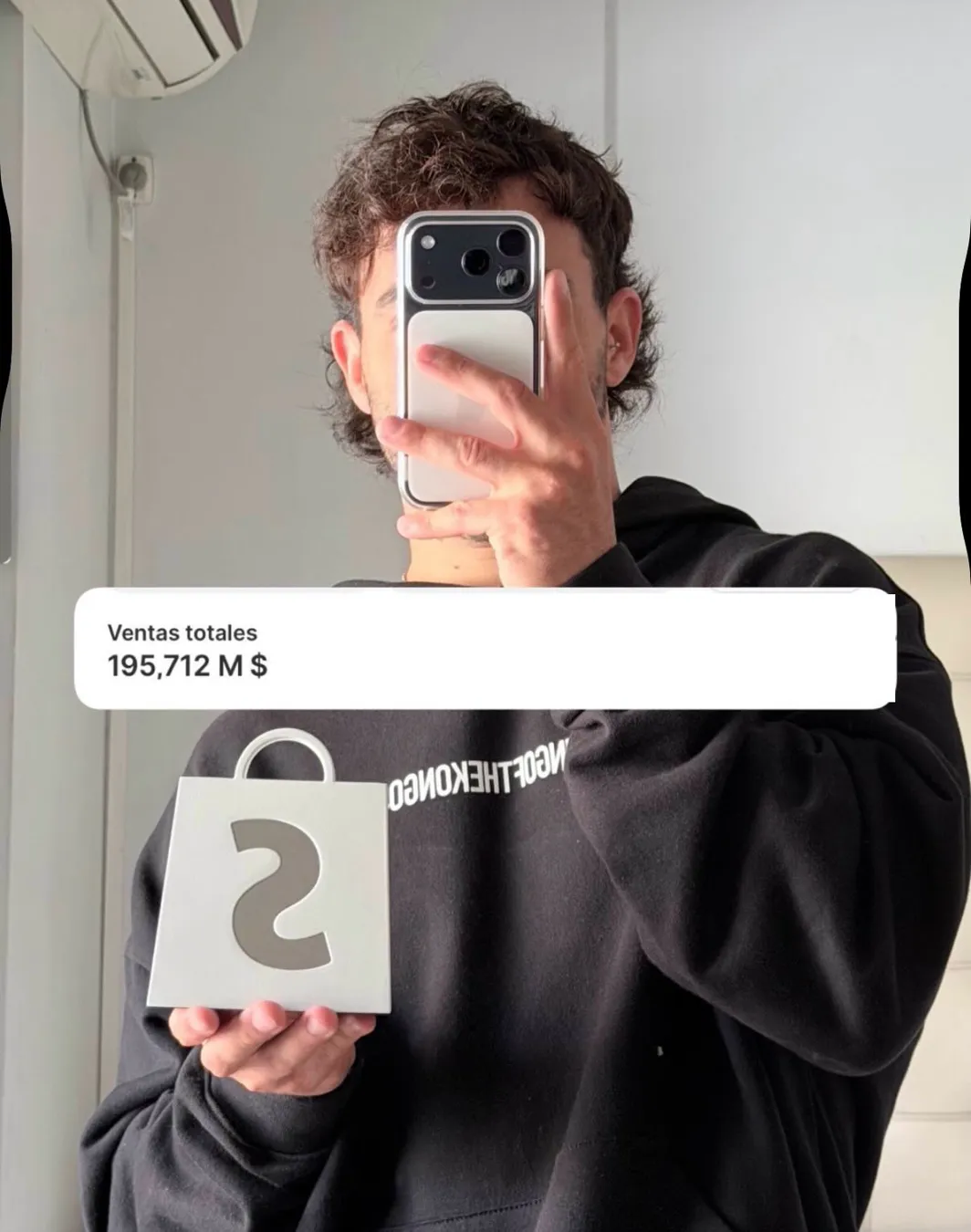 Matías Bonardo con una bolsa de Shopify y el total de ventas en pantalla